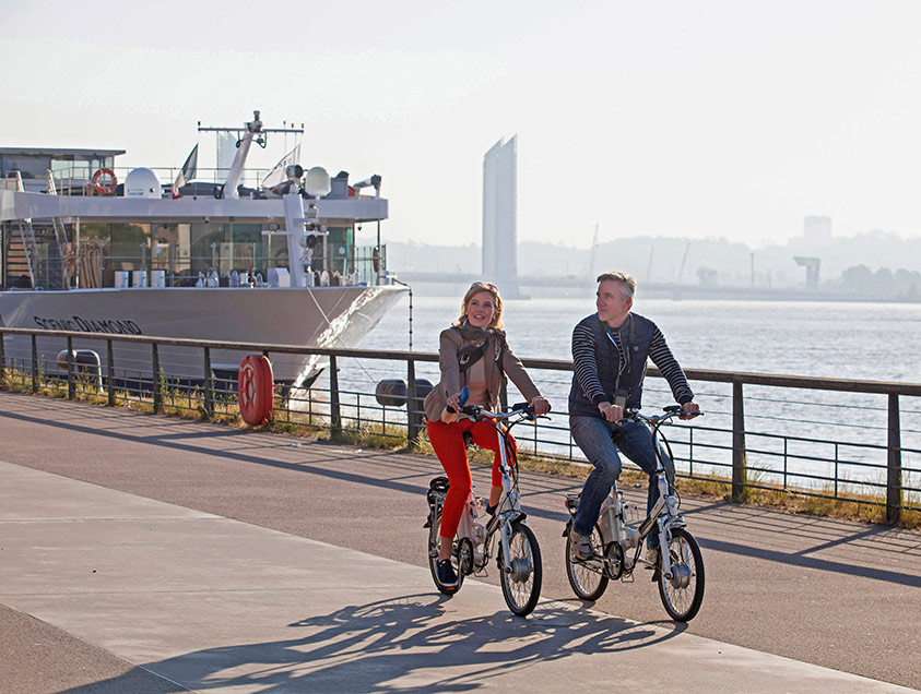 Riding e-bikes during a stop, Scenic Diamond