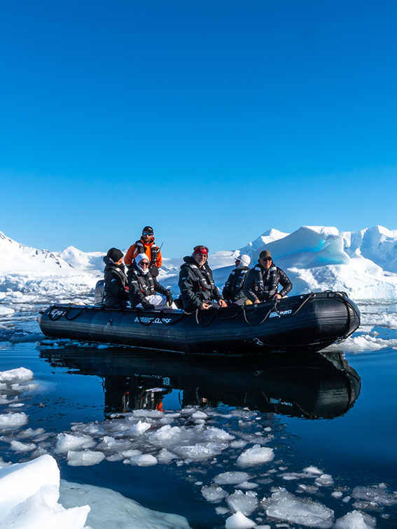 Zodiac cruise at Hanusse Bay