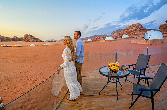 A couple looking out over the Wadi Rum desert at UFO Luxotel 