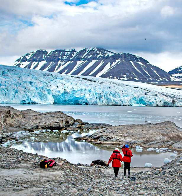 Two people hiking in Spitsbergen in Norway 