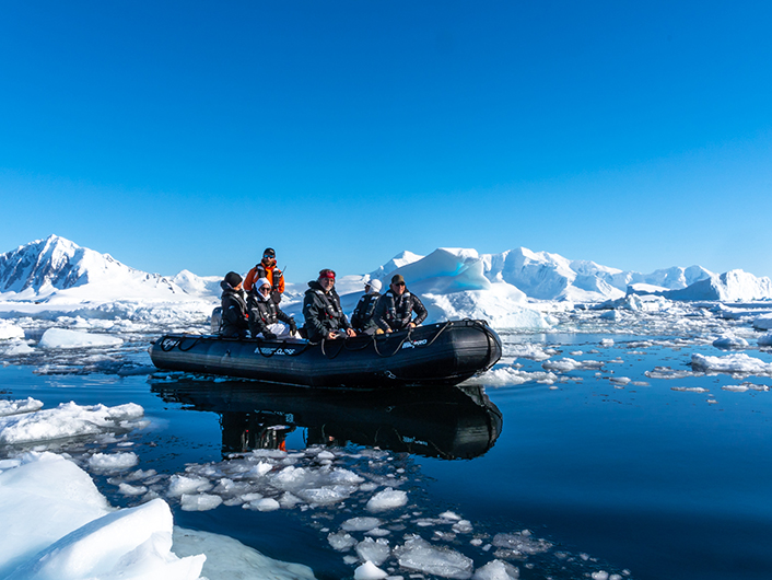 Zodiac cruise, Hanusse Bay